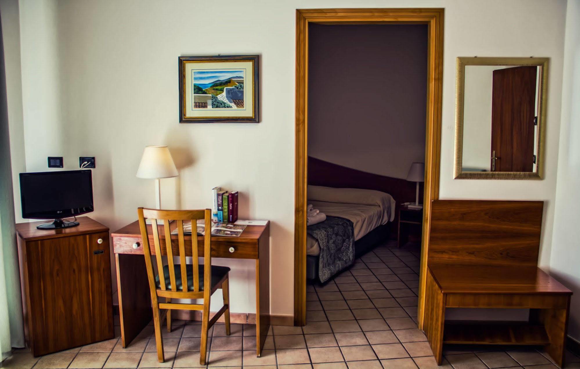 איסולה דלה פמינה Hotel Sirenetta מראה חיצוני תמונה