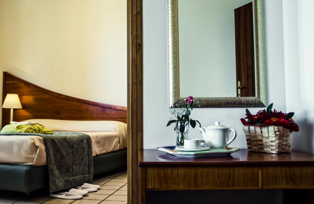 איסולה דלה פמינה Hotel Sirenetta מראה חיצוני תמונה
